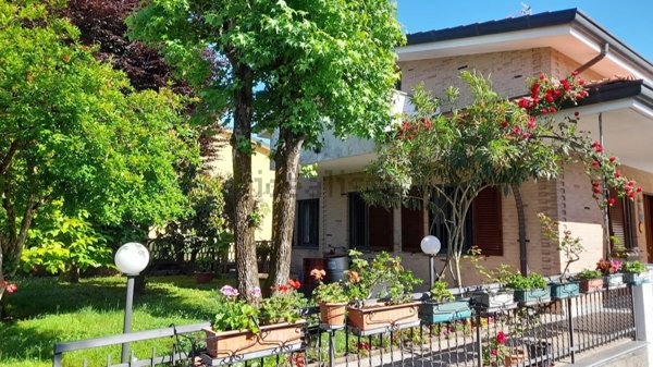 casa indipendente in vendita a Lazzate