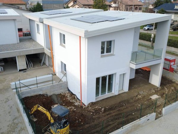 casa indipendente in vendita a Lazzate