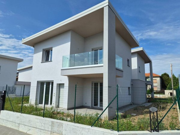 casa indipendente in vendita a Lazzate