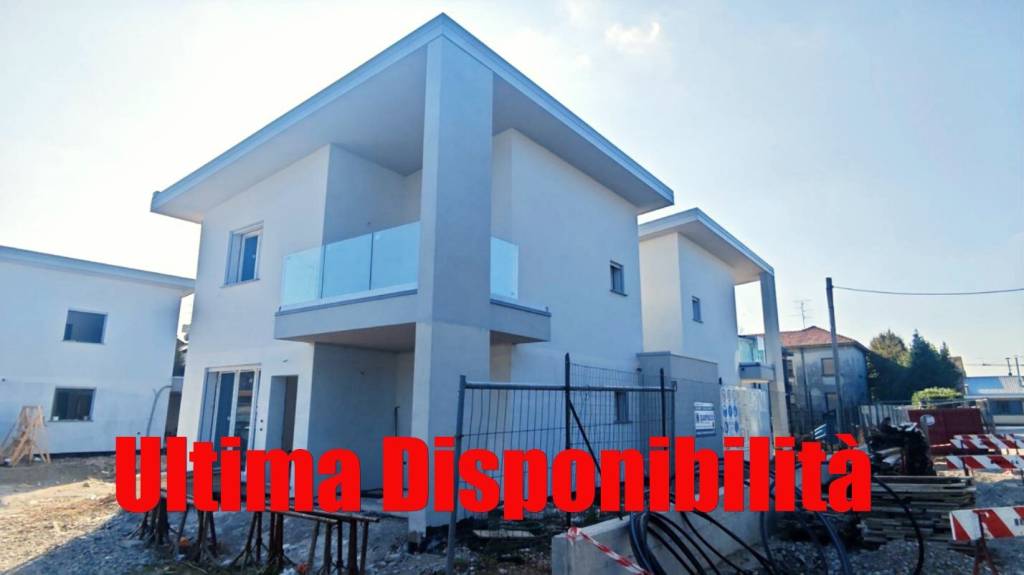 casa indipendente in vendita a Lazzate