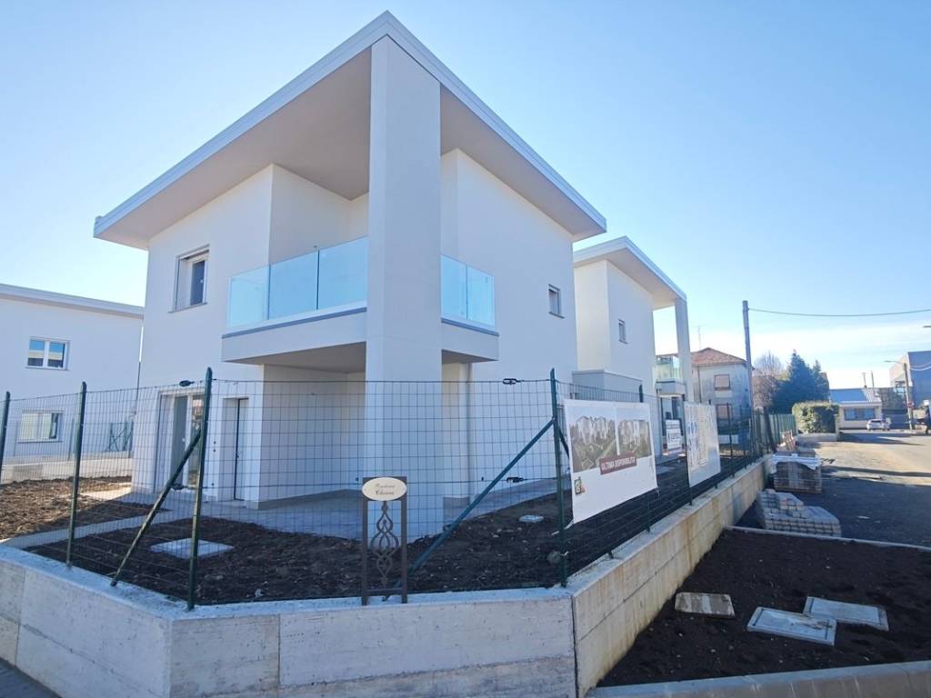 casa indipendente in vendita a Lazzate
