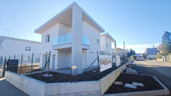 casa indipendente in vendita a Lazzate