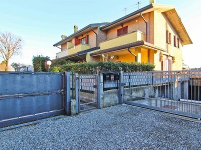 casa indipendente in vendita a Lazzate