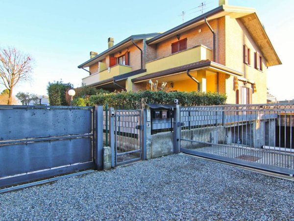 casa indipendente in vendita a Lazzate
