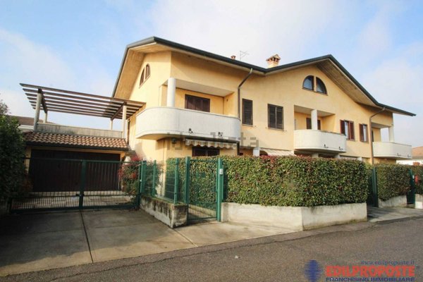 appartamento in vendita a Lazzate