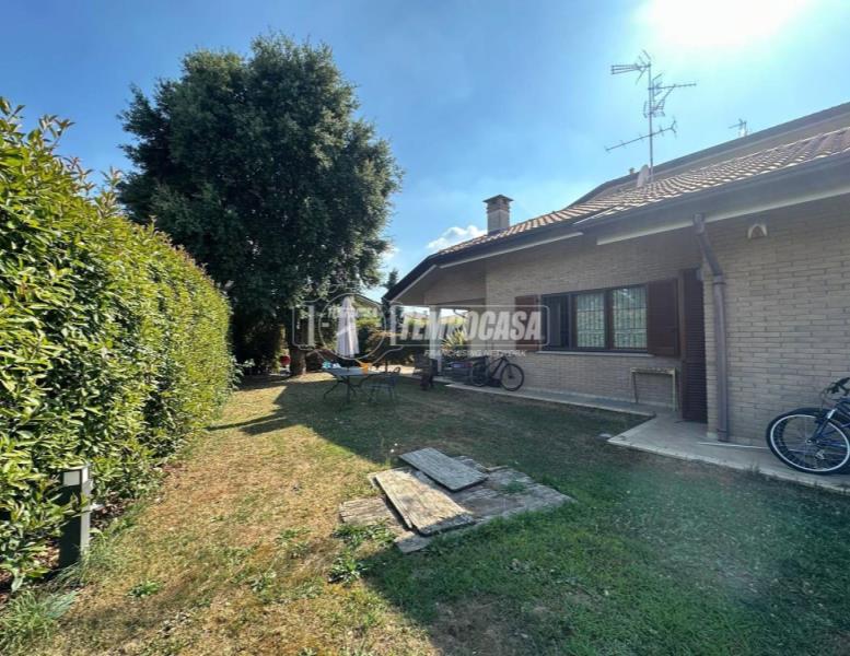 casa indipendente in vendita a Lazzate