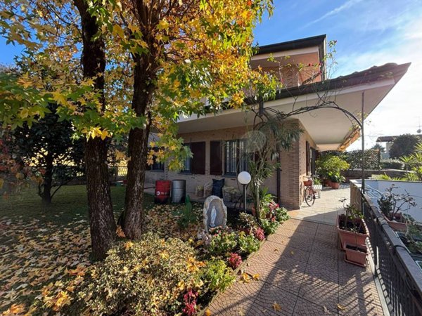 casa indipendente in vendita a Lazzate
