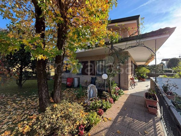 casa indipendente in vendita a Lazzate