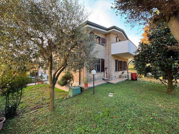 casa indipendente in vendita a Lazzate