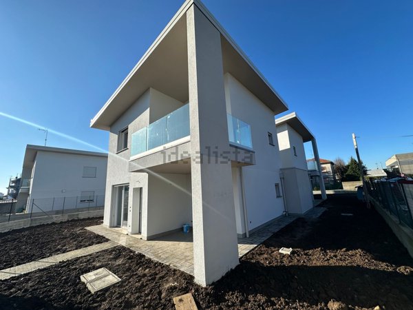 casa indipendente in vendita a Lazzate