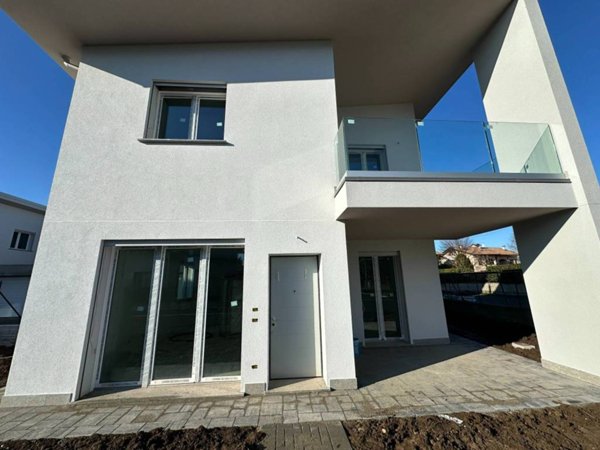 casa indipendente in vendita a Lazzate