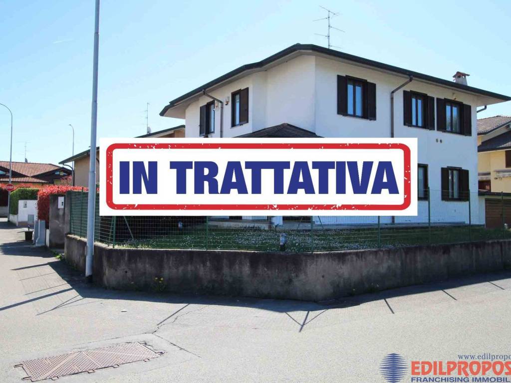casa indipendente in vendita a Lazzate