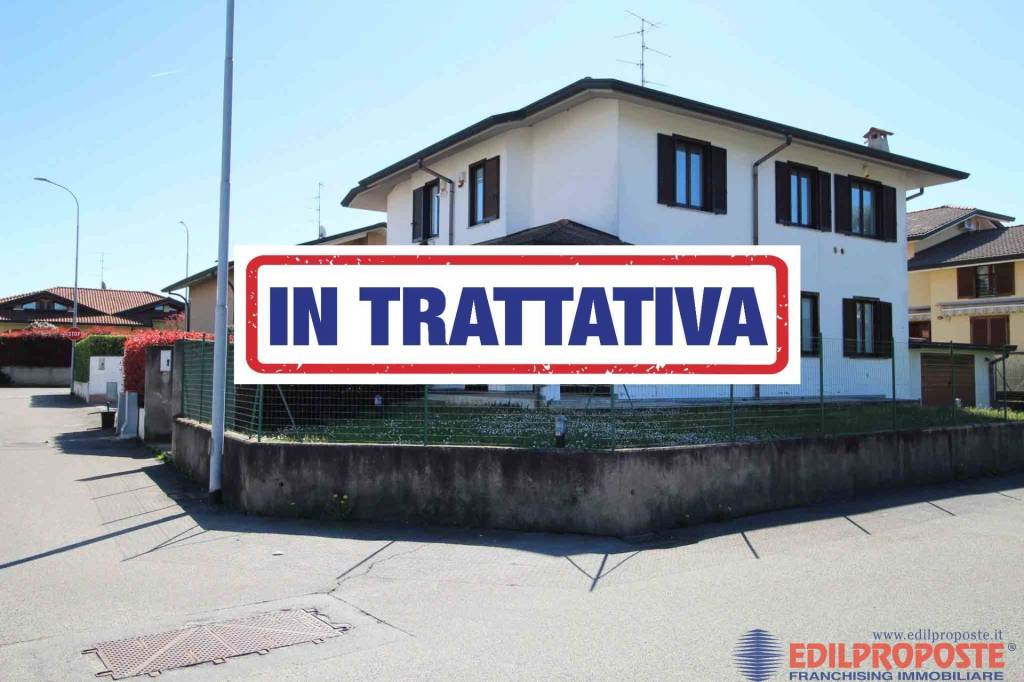 casa indipendente in vendita a Lazzate