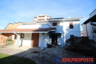 casa indipendente in vendita a Lazzate