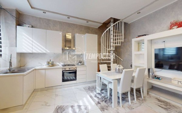 casa indipendente in vendita a Lazzate