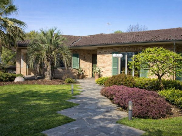 casa indipendente in vendita a Lazzate