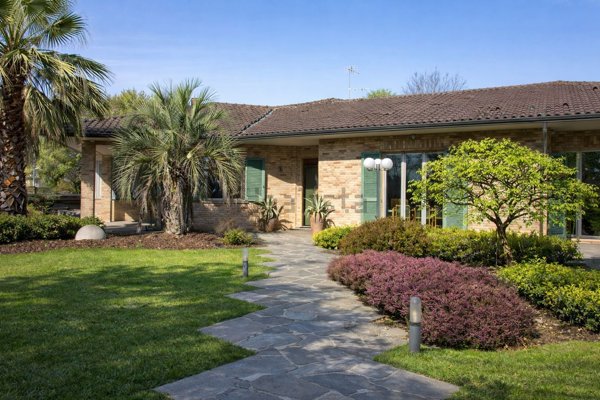 casa indipendente in vendita a Lazzate