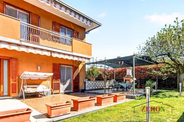 casa indipendente in vendita a Lazzate