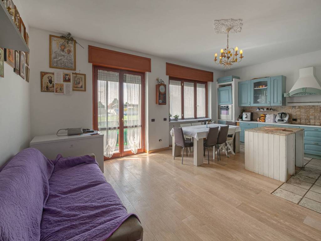casa indipendente in vendita a Lazzate