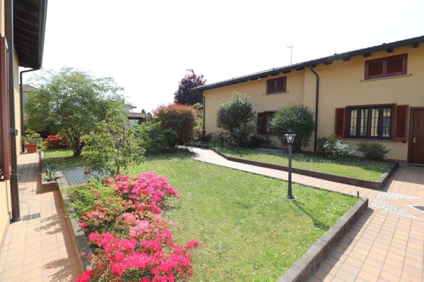 casa indipendente in vendita a Lazzate
