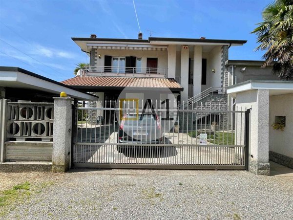 casa indipendente in vendita a Lazzate