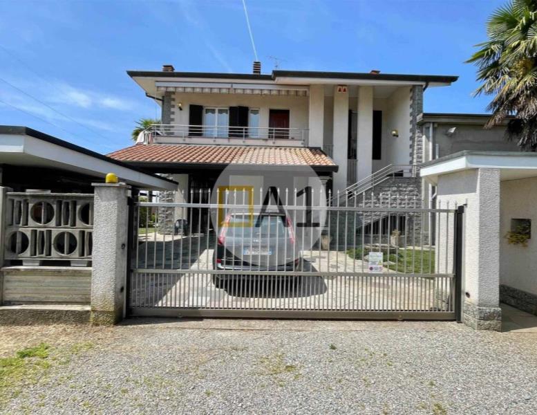 casa indipendente in vendita a Lazzate