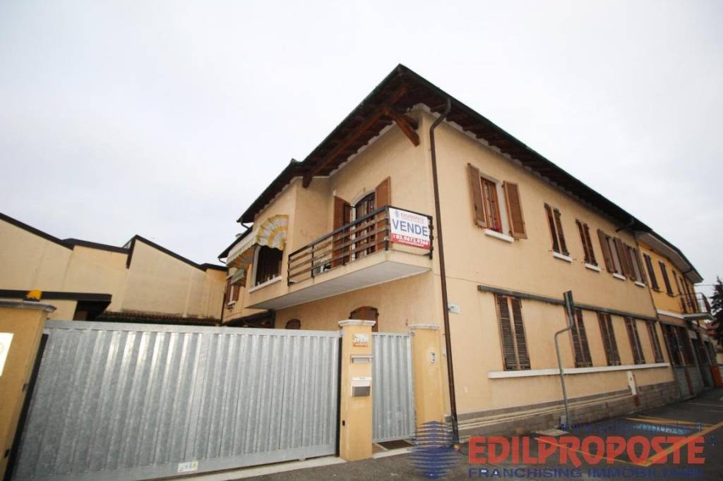 appartamento in vendita a Lazzate