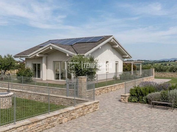 casa indipendente in vendita a Lazzate