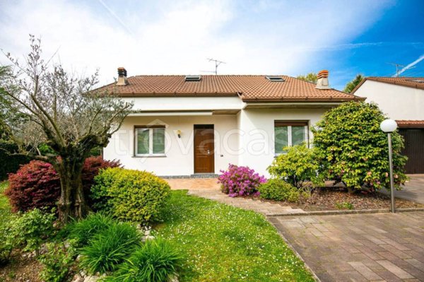 casa indipendente in vendita a Lazzate