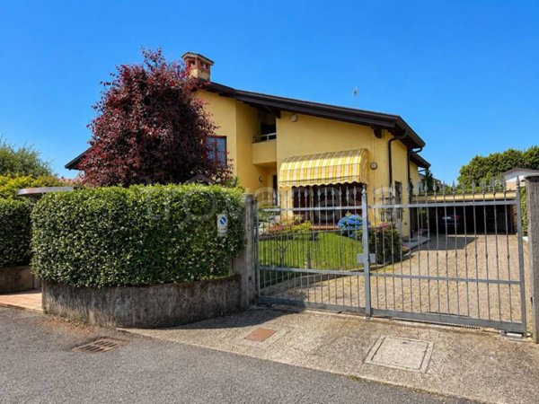 casa indipendente in vendita a Lazzate