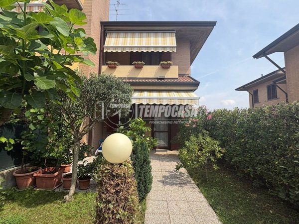 casa indipendente in vendita a Lazzate