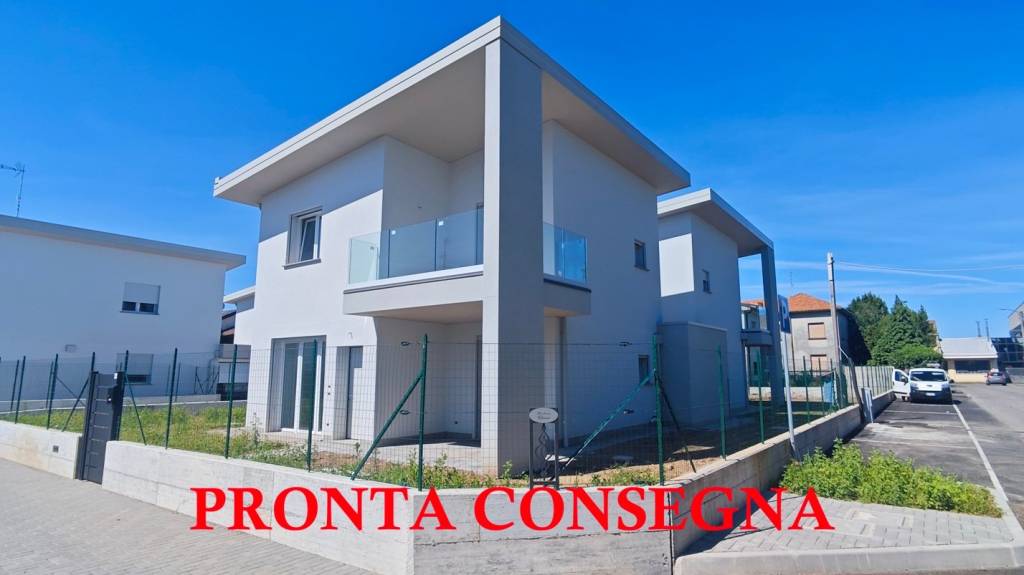 casa indipendente in vendita a Lazzate
