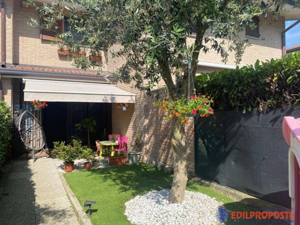 casa indipendente in vendita a Lazzate