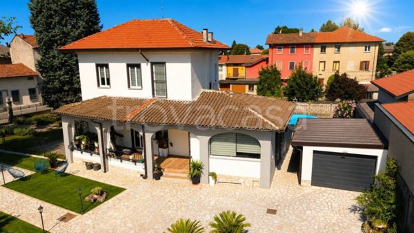casa indipendente in vendita a Lazzate