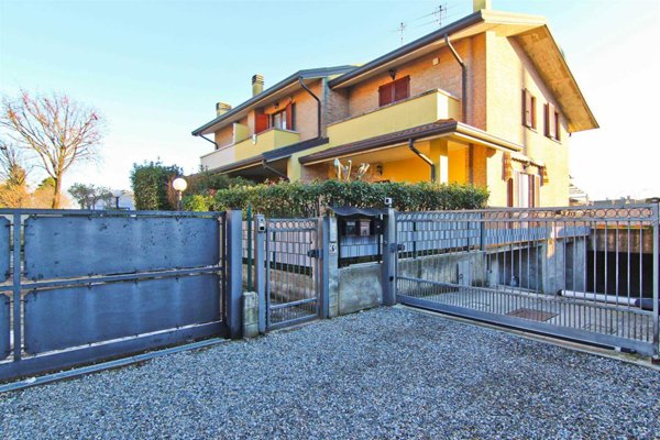 casa indipendente in vendita a Lazzate