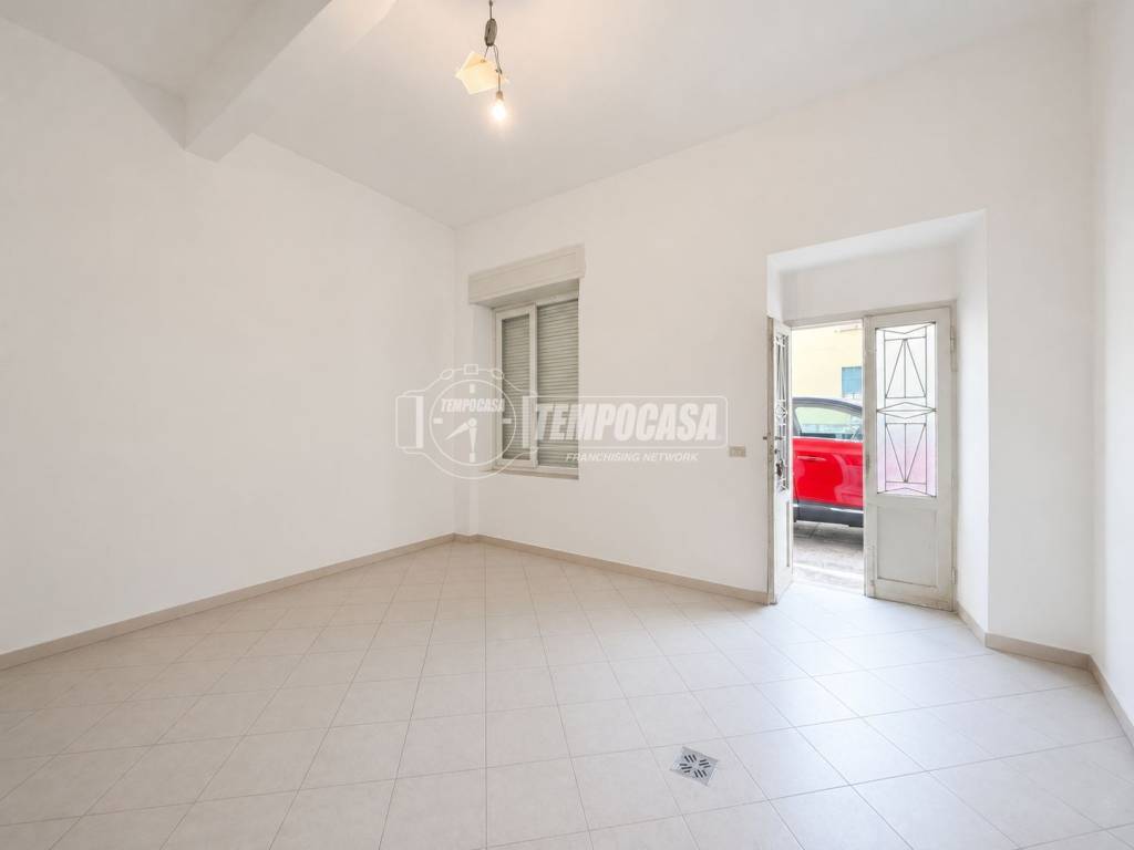 locale commerciale in vendita a Lazzate