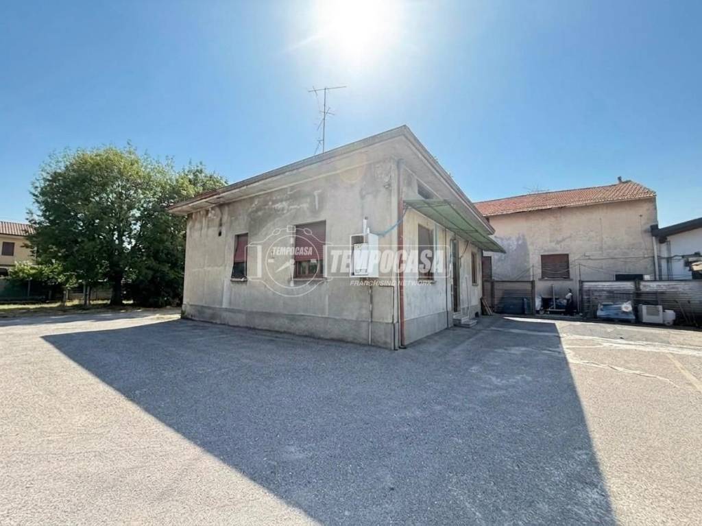casa indipendente in vendita a Lazzate
