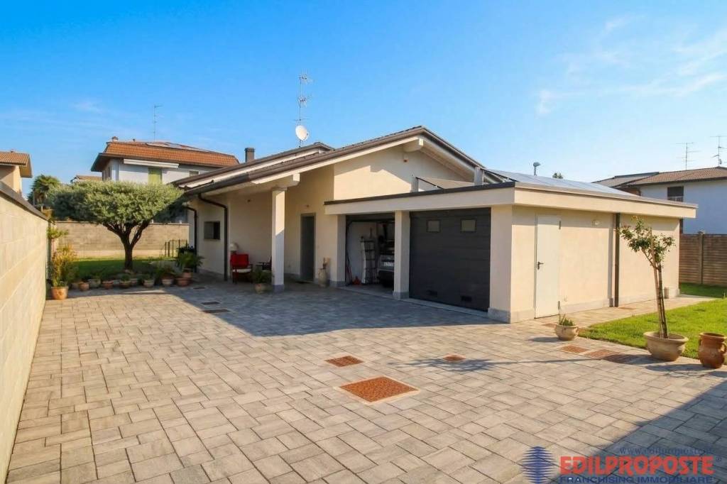 casa indipendente in vendita a Lazzate