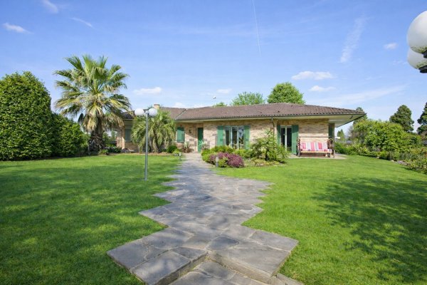 casa indipendente in vendita a Lazzate