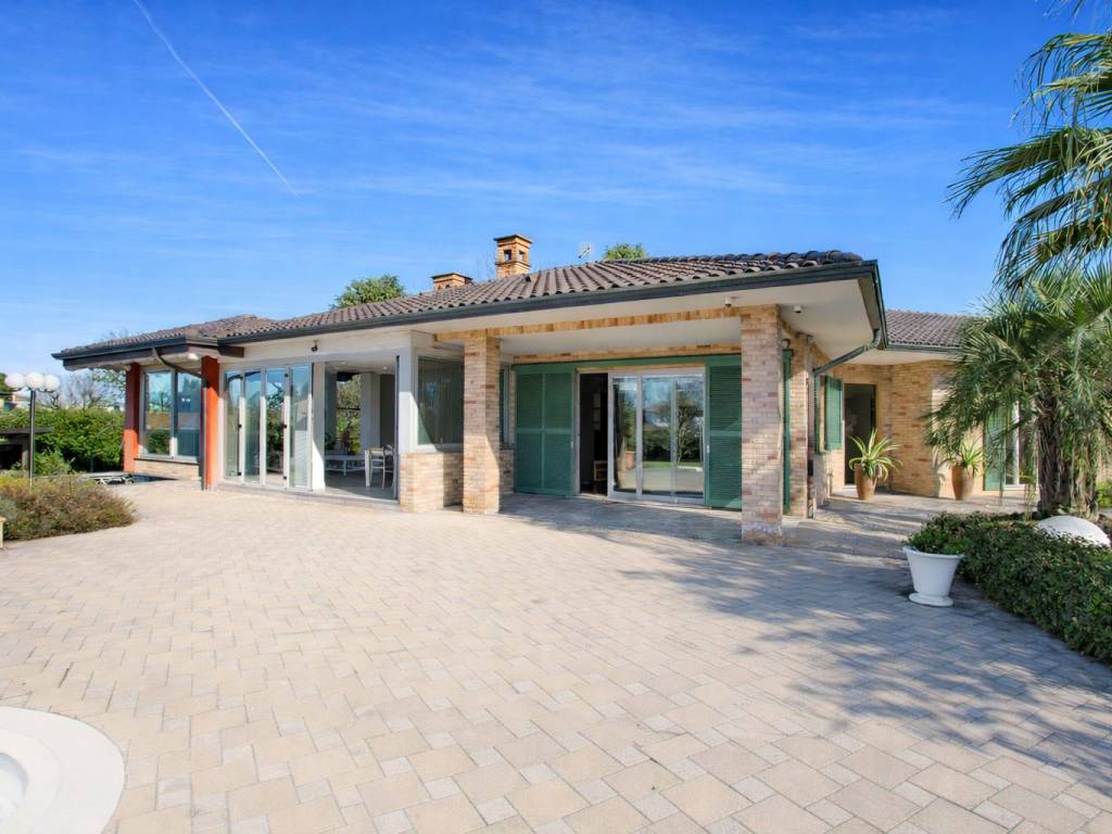 casa indipendente in vendita a Lazzate
