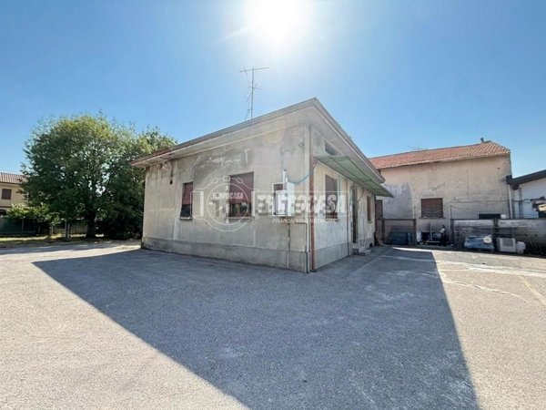 casa indipendente in vendita a Lazzate