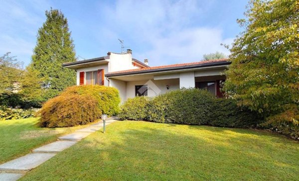casa indipendente in vendita a Lazzate