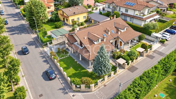 casa indipendente in vendita a Lazzate