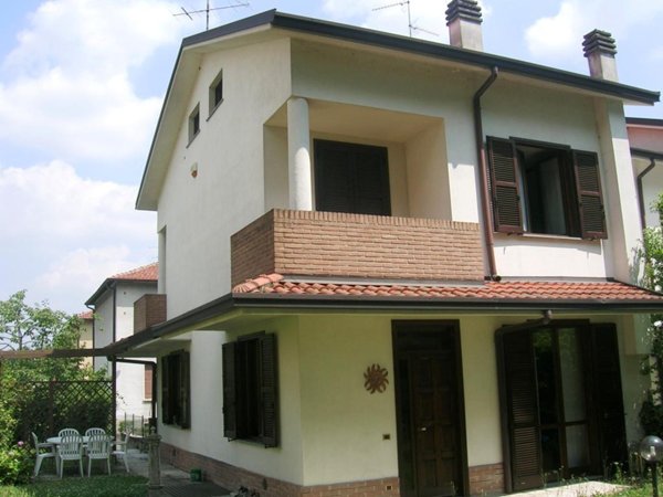 casa indipendente in vendita a Lesmo in zona Peregallo.