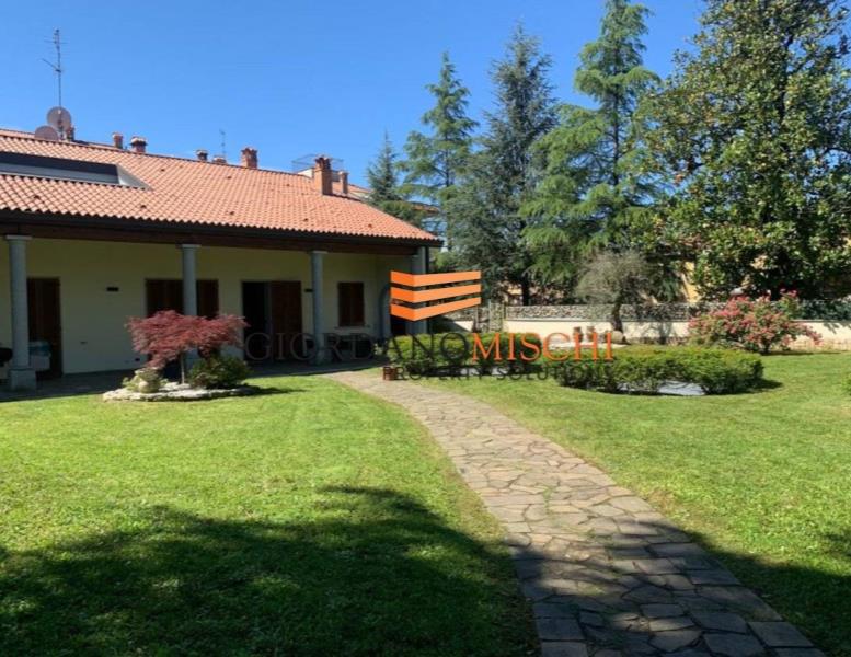 casa indipendente in vendita a Lesmo in zona Peregallo.