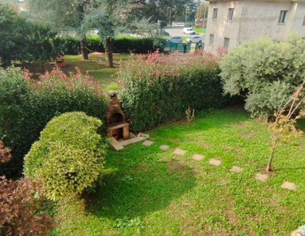 appartamento in vendita a Lesmo in zona Peregallo.