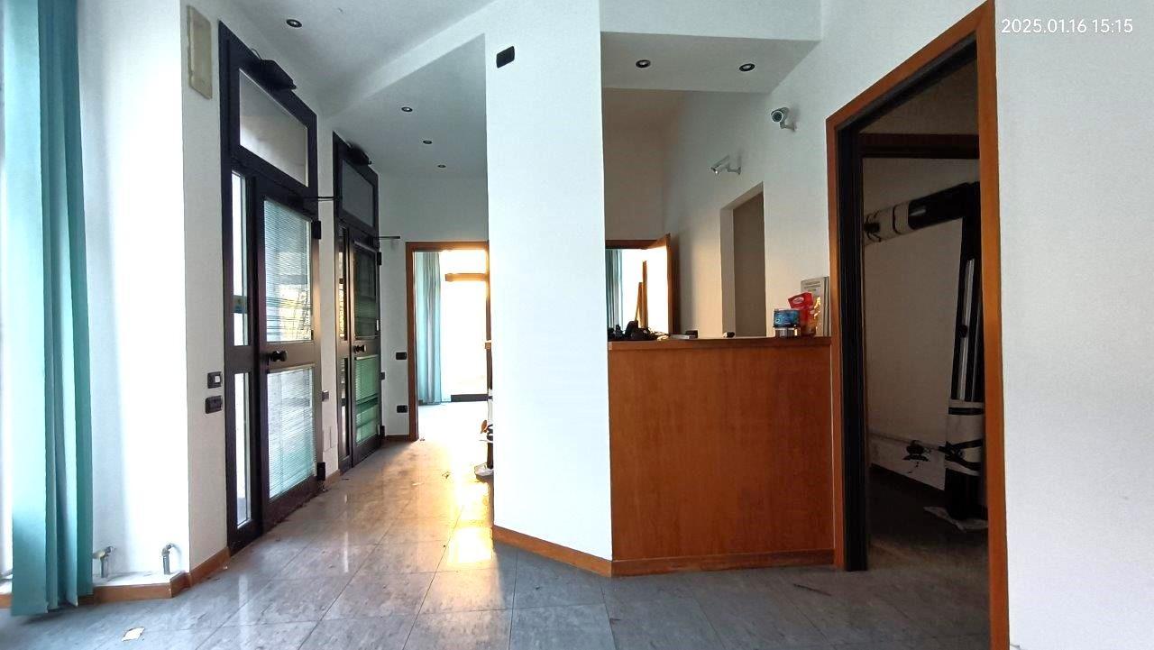 locale commerciale in vendita a Lesmo