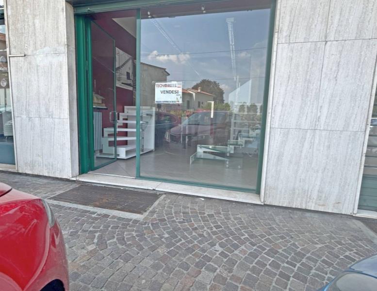 locale commerciale in vendita a Lesmo