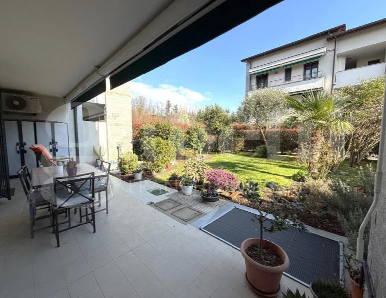 appartamento in vendita a Lesmo in zona Peregallo.