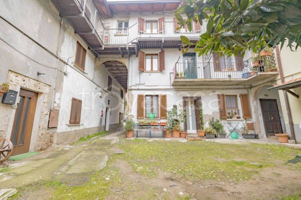appartamento in vendita a Lesmo in zona Gerno